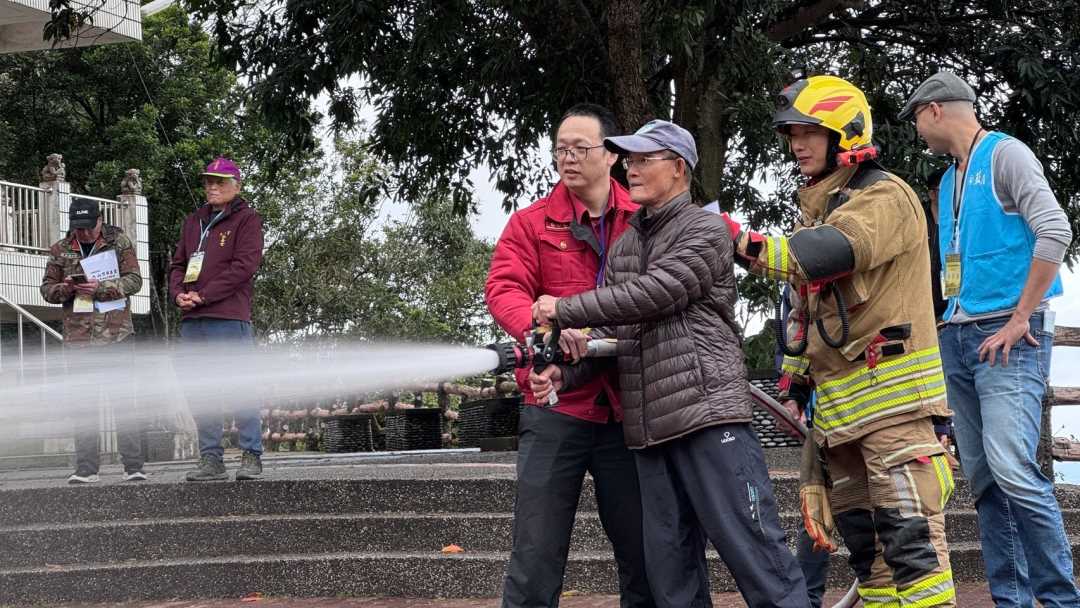 24-消防局協助學員體驗水槍