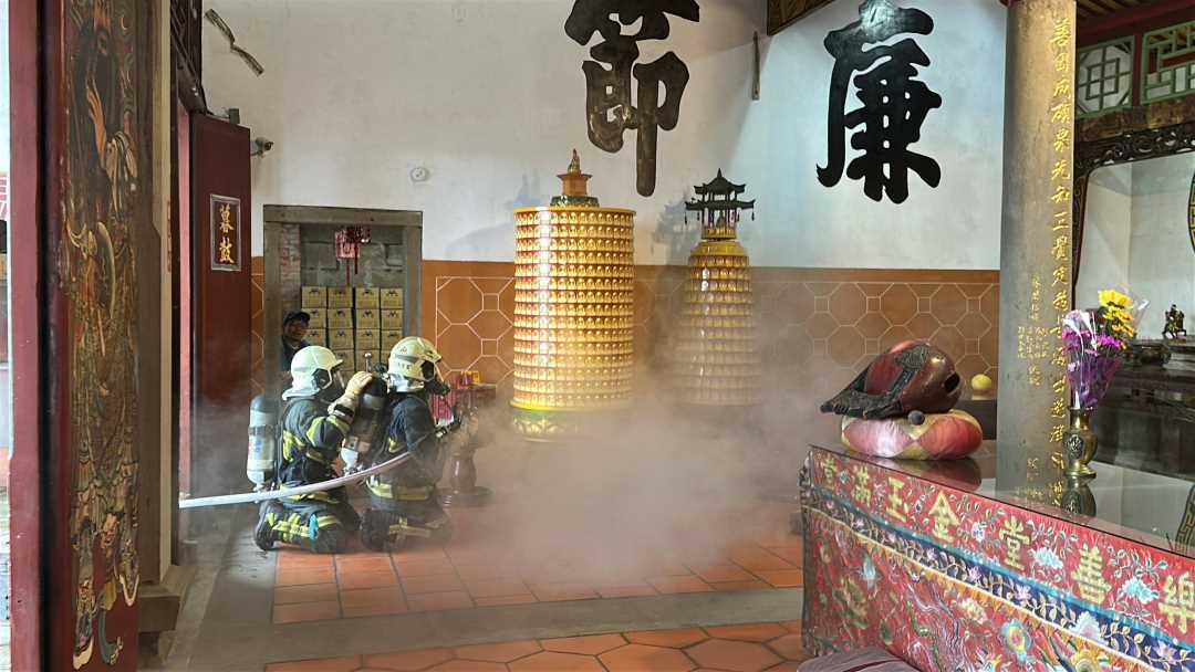 19-消防局橫山分隊進行室內滅火