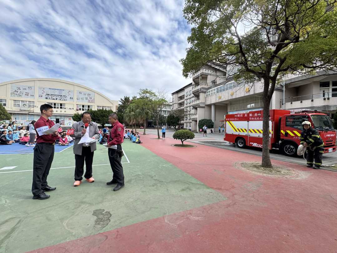 8.引導消防隊進校，由校方指揮官彙報災情資訊