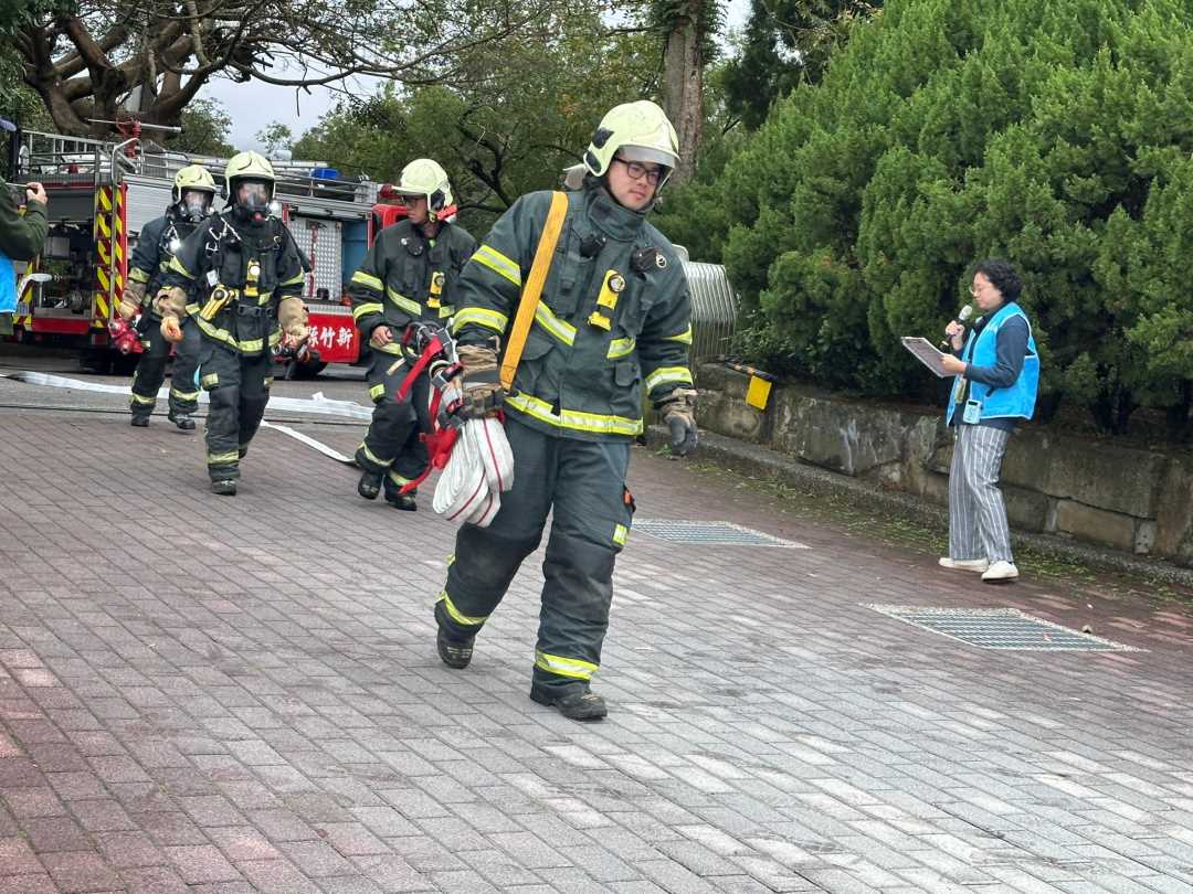 17-消防局橫山分隊出動水車進行佈線