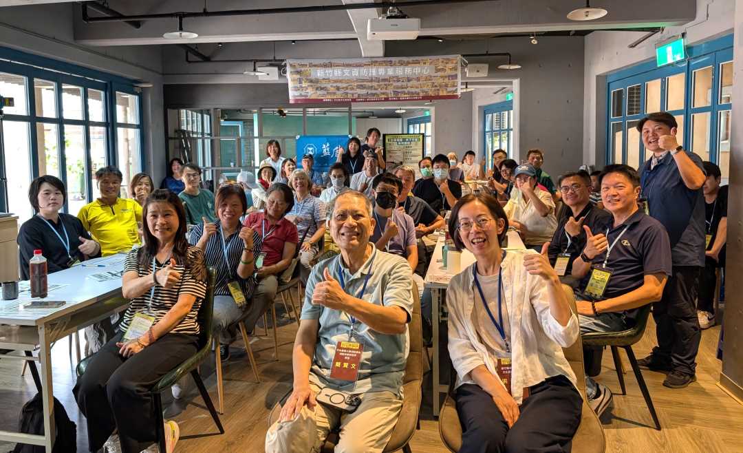 下午場大合照(左起簡賢文教授、文化局洪千鶴科長)