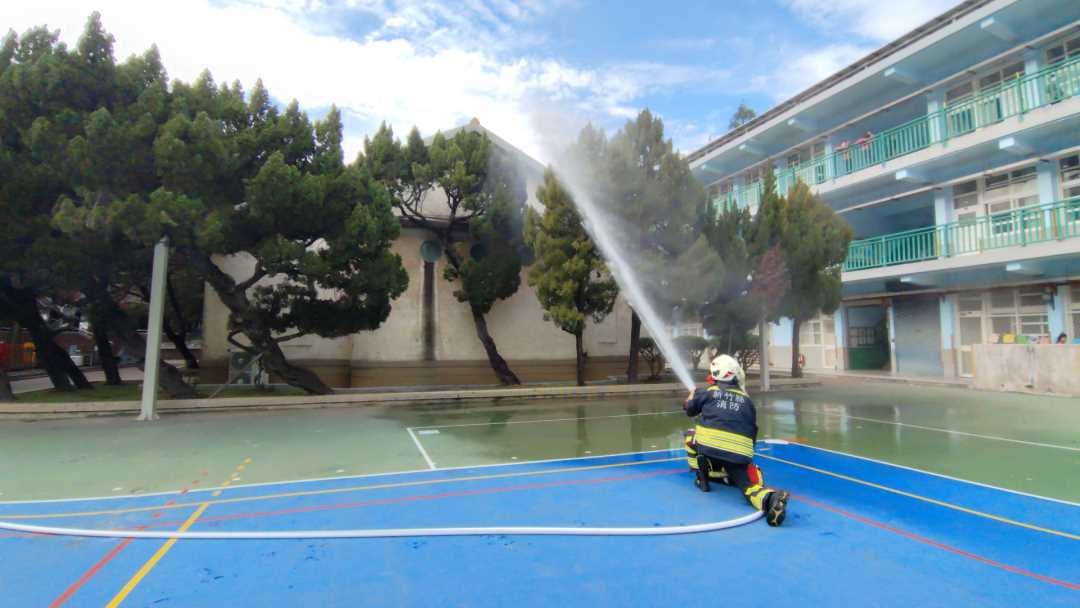 11.為保護古蹟木構架採高空射水及周界防護降溫